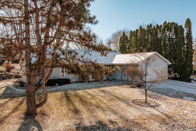 view of front of house featuring a front yard