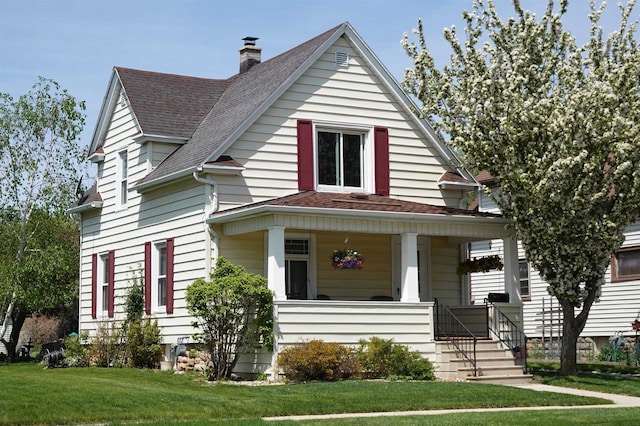 view of front facade featuring covered porch and a front lawn