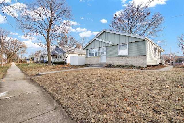 view of front facade with a front yard