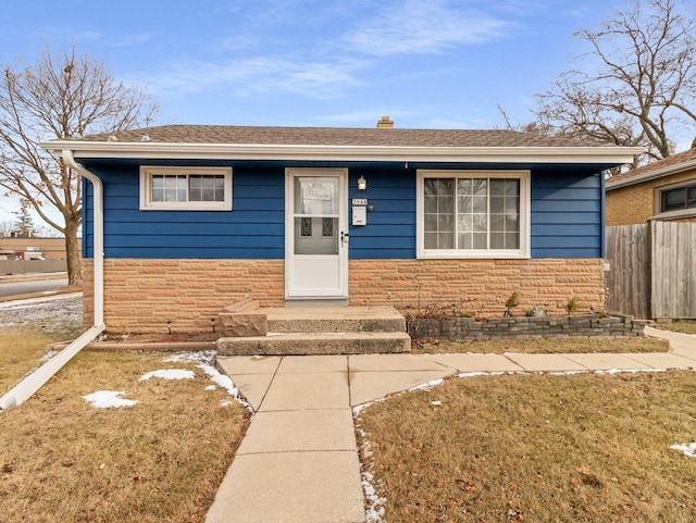 view of front of property featuring a front lawn