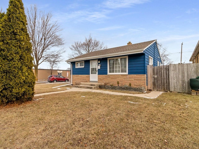 view of front of home featuring a front yard