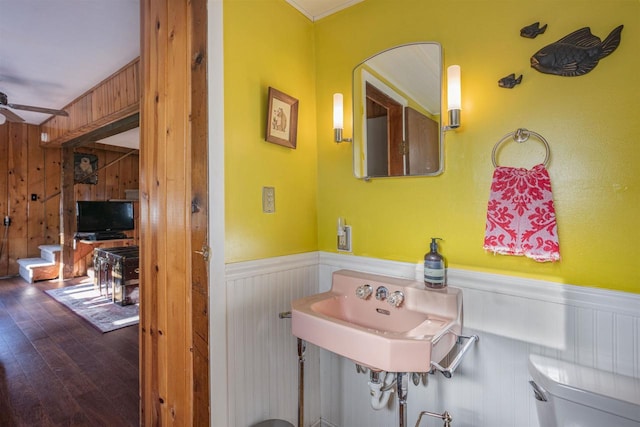 bathroom with hardwood / wood-style floors, toilet, crown molding, ceiling fan, and sink