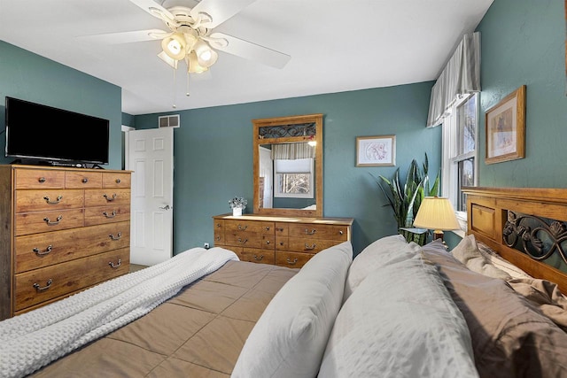 bedroom with ceiling fan