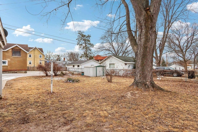 view of yard featuring a storage shed