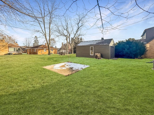 view of yard featuring an outdoor structure