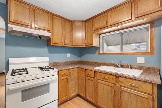 kitchen with sink, light wood-type flooring, and gas range gas stove