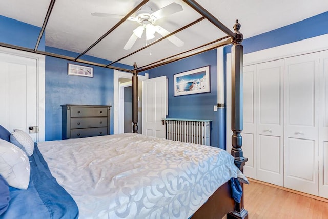 bedroom with ceiling fan, light wood-type flooring, and a closet