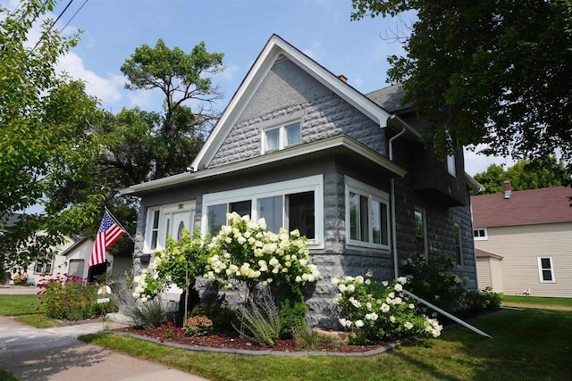 exterior space featuring a front yard