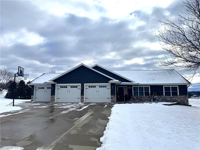 view of front facade featuring a garage