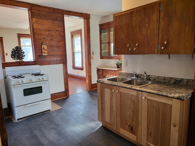 kitchen featuring sink, ceiling fan, dark hardwood / wood-style flooring, and white range with gas cooktop