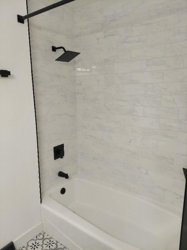 bathroom featuring tiled shower / bath