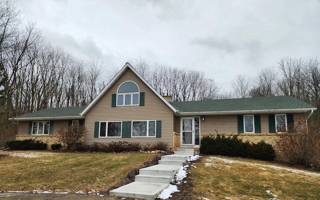 view of front of property featuring a front lawn