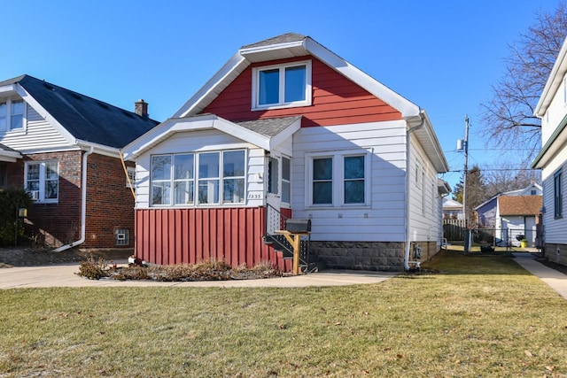 view of front of house featuring a front lawn