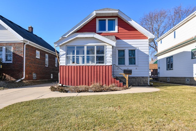 view of front of property featuring a front yard