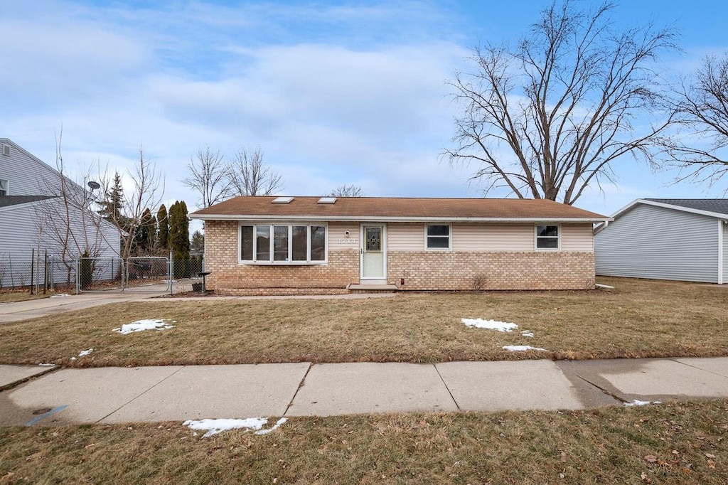 view of front of house with a front lawn