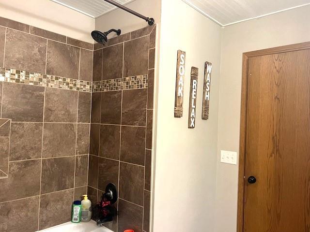 bathroom featuring tiled shower / bath combo