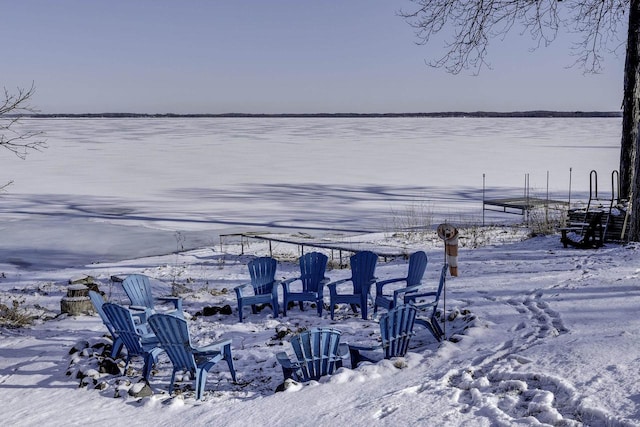 view of yard featuring a water view