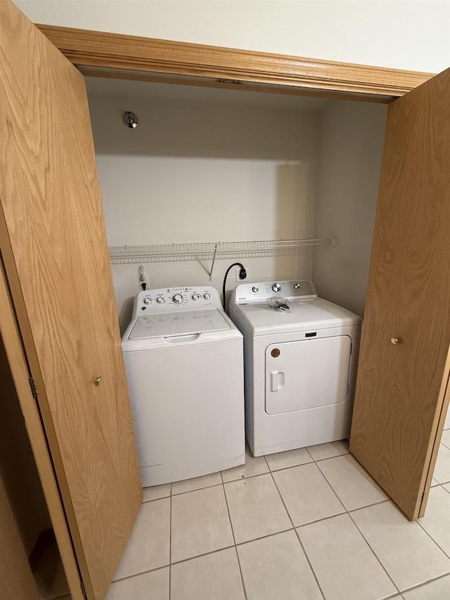 laundry room featuring light tile patterned floors and independent washer and dryer