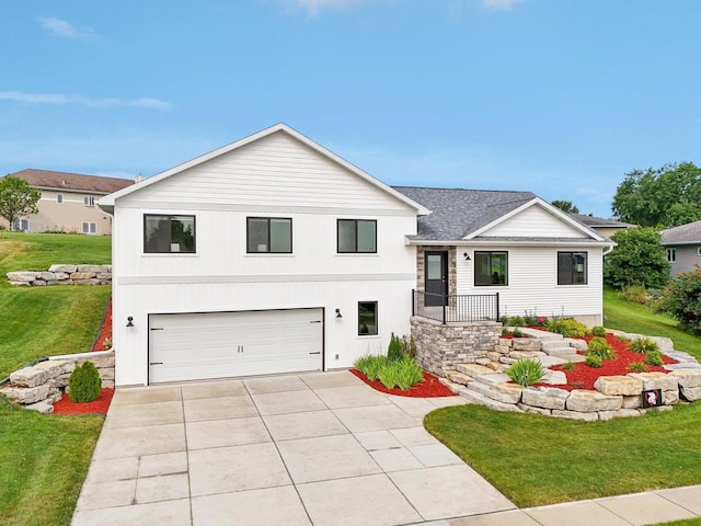 view of front of property featuring a front yard and a garage