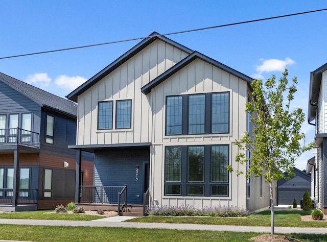 view of front facade with a front yard