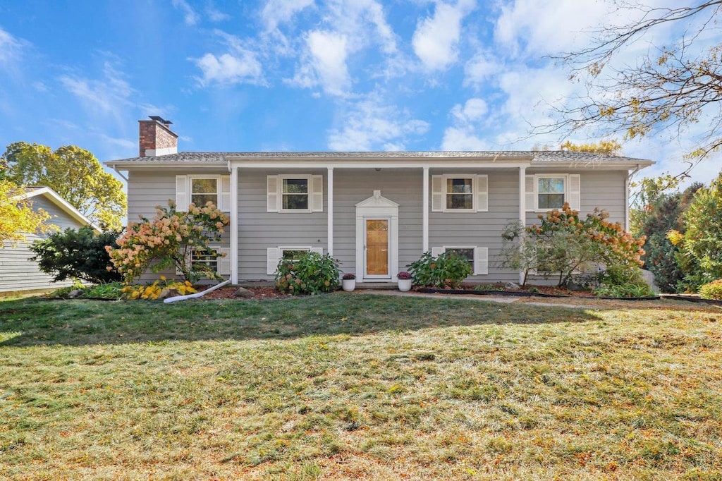 bi-level home featuring a front lawn