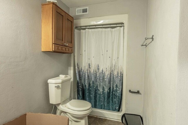 8325 S Avon Store Rd, Brodhead, WI 53520 - full bath featuring a shower with shower curtain, visible vents, toilet, and a textured wall