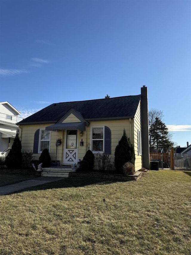 view of front facade with a front lawn