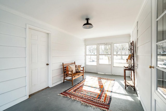 sitting room with crown molding