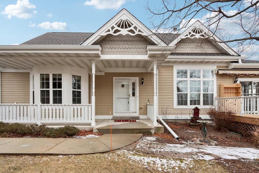 view of front of property featuring a porch