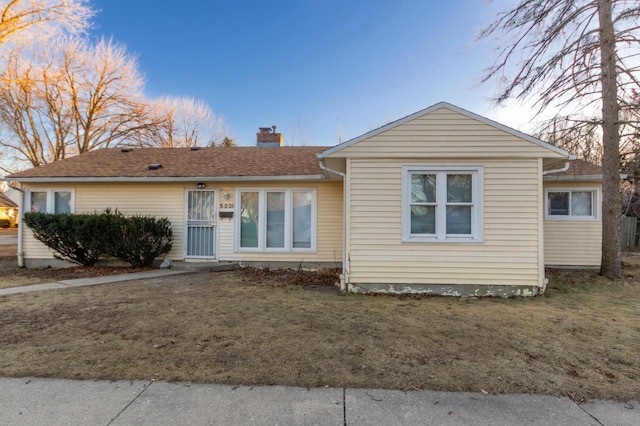 view of front of home featuring a lawn