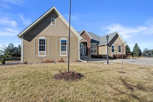 view of front of property with a front lawn