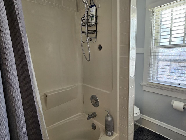 full bath with baseboards, toilet, and shower / bathtub combination with curtain