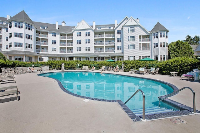 view of swimming pool featuring a patio area