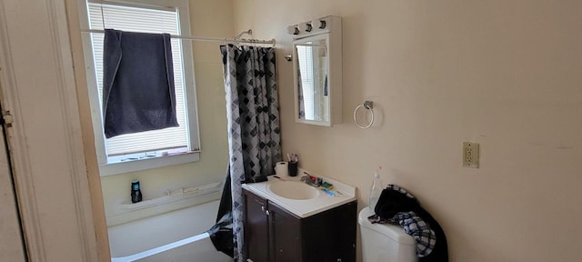 full bathroom with toilet, vanity, and shower / bath combo