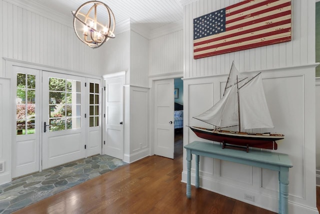 foyer featuring an inviting chandelier