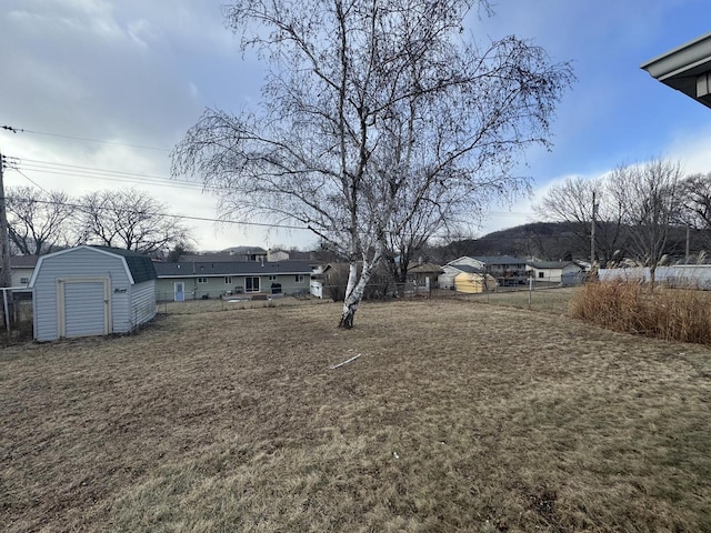 view of yard featuring a storage shed