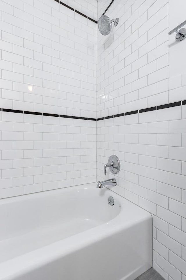 bathroom featuring tiled shower / bath