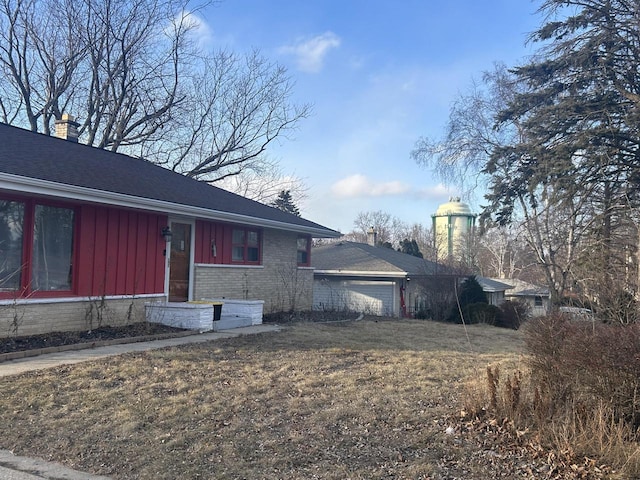 view of front facade featuring a garage and a front yard