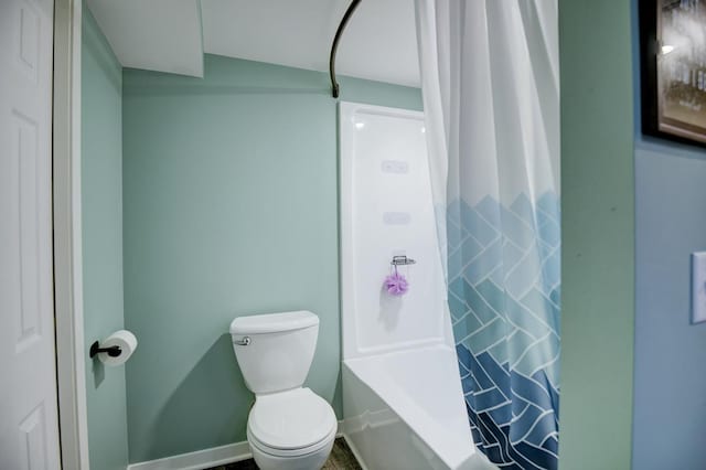 bathroom featuring toilet and shower / tub combo