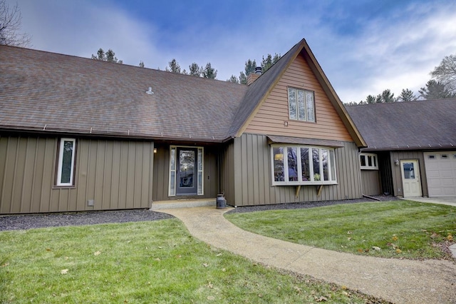 view of front of property featuring a front lawn and a garage