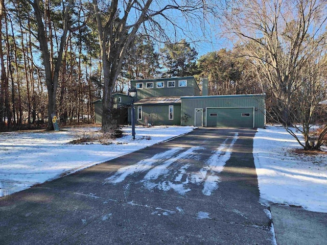 view of front facade with a garage