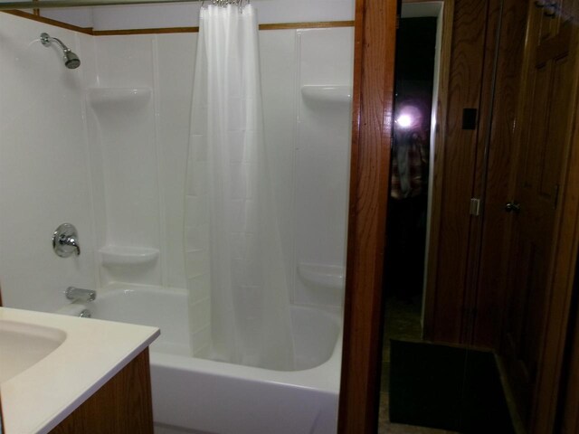 bathroom with shower / bath combo