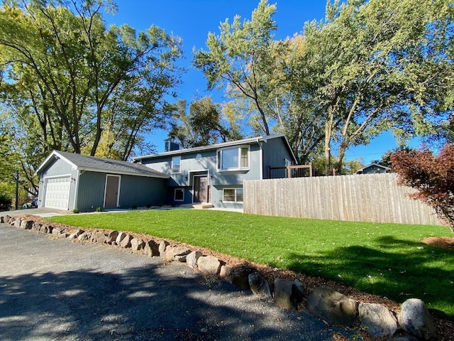 view of front facade featuring a front yard