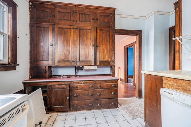 kitchen with ornamental molding