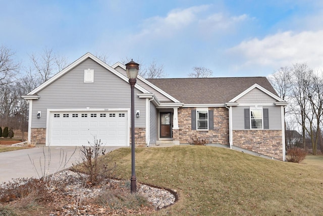 view of front facade featuring a garage and a front yard