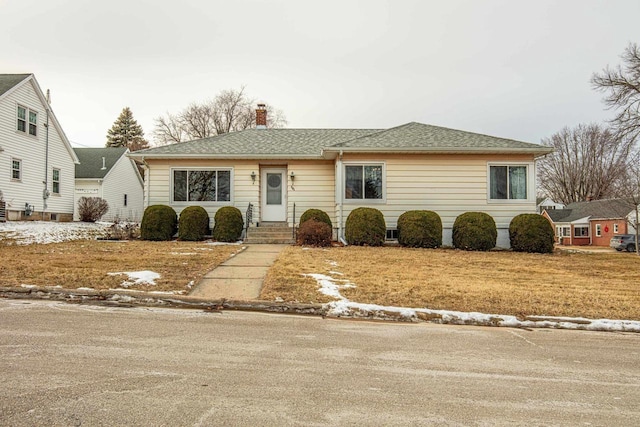 view of front of house featuring a front lawn