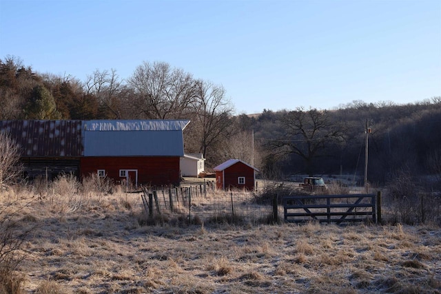 view of yard with an outbuilding and a rural view