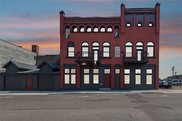 view of front facade featuring a garage