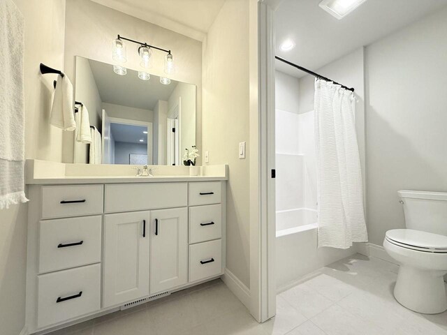 bathroom featuring shower / tub combo, vanity, toilet, and baseboards