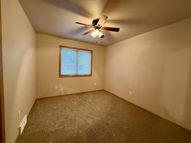 carpeted empty room featuring ceiling fan